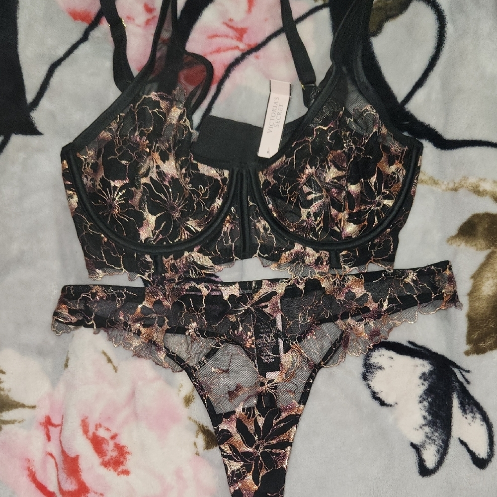 NWT Victoria's Secret Black and Gold Lace Bra Intimates